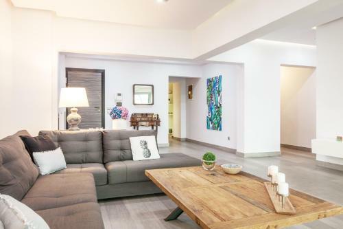 Cosmopolitan Sea View Apartment