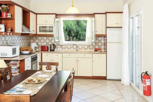 Nisaki Villa Sleeps 6 Air Con Wifi
