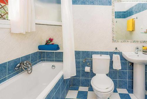 Nisaki Villa Sleeps 6 Air Con Wifi