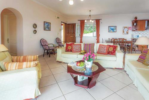Nisaki Villa Sleeps 6 Air Con Wifi