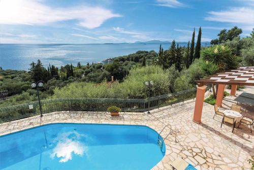 Nisaki Villa Sleeps 6 Air Con Wifi