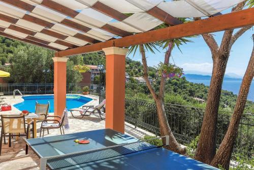 Nisaki Villa Sleeps 6 Air Con Wifi