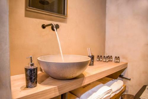 Hostal Portou House