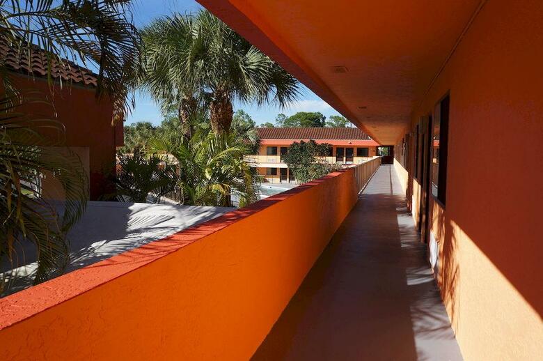 Hotel Super 8 Naples