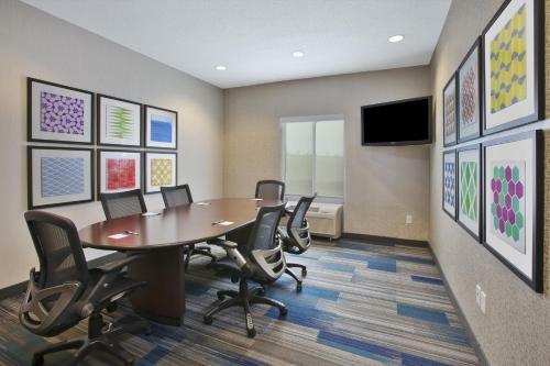 Holiday Inn Express Hotel & Suites Auburn Hills