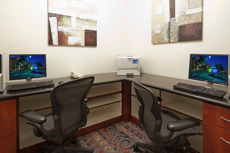 Holiday Inn Express Hotel & Suites Bakersfield Central
