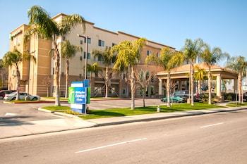 Holiday Inn Express Hotel & Suites Bakersfield Central