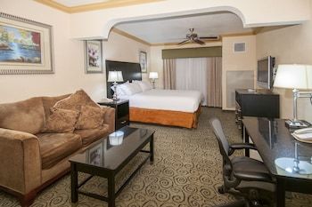 Holiday Inn Express Hotel & Suites Bakersfield Central