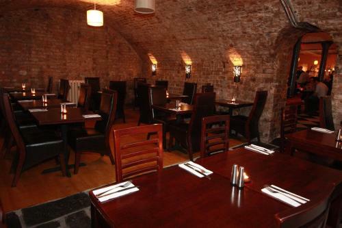 Hostal Harry Clarke Mews At The Castle Hotel