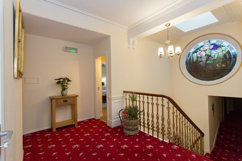 Hostal Cedars Guest House