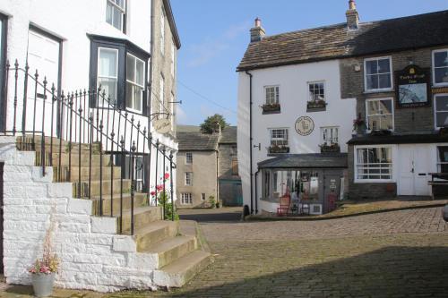 Alston Art Apartments