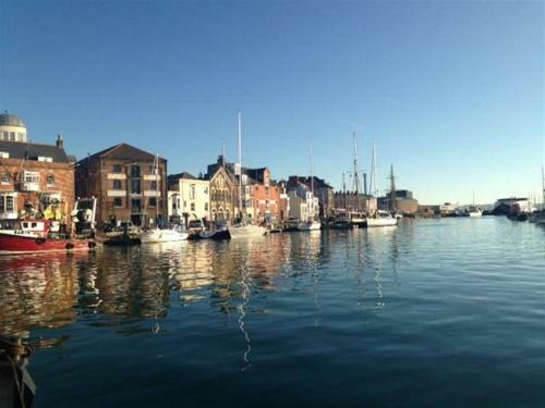 Fuchsia's Edge, Weymouth