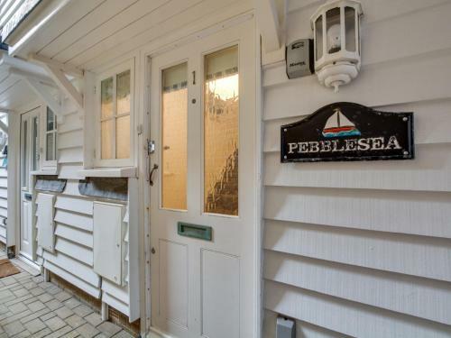 Bright Holiday Home In Whitstable Kent With Private Parking