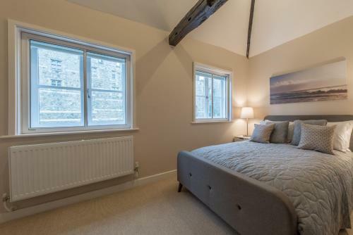 Central Windsor Apartment Facing The Castle