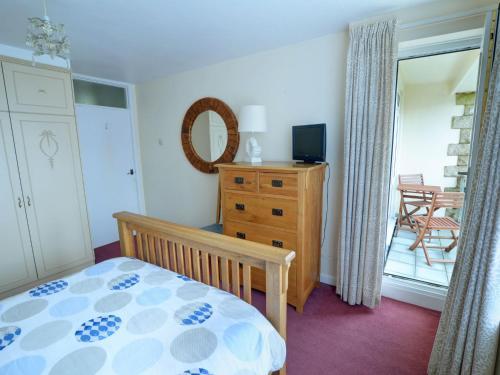 Modern Holiday Home In Swanage With Garden