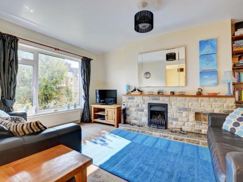 Modern Holiday Home In Swanage With Garden