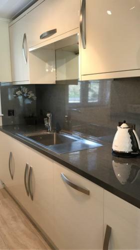 Villa Luxury 3 Bed Home By The Lake