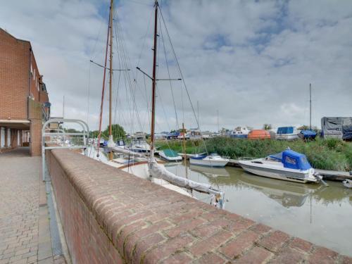 Spacious Holiday Home In Sandwich Kent Near River