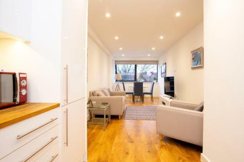 ? Modern Oxford Apartment + King Size Bed! ?