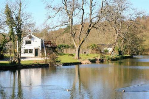 Riverbank Hideaway