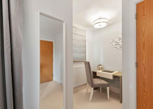 Smart And Spacious House For 8