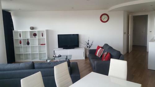 Two Bed Modern City Center Apartment With Gorgeous Views