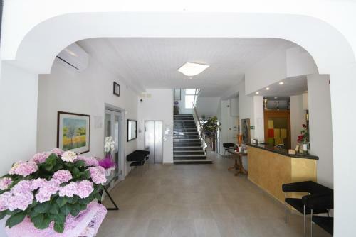 Hotel Carillon