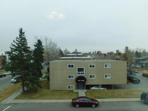 Apartamento Three-bedroom House With Balcony #33 Sunalta Downtown