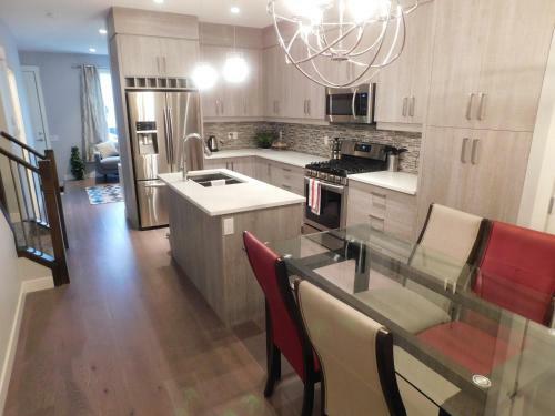 Apartamento Three-bedroom House With Balcony #33 Sunalta Downtown
