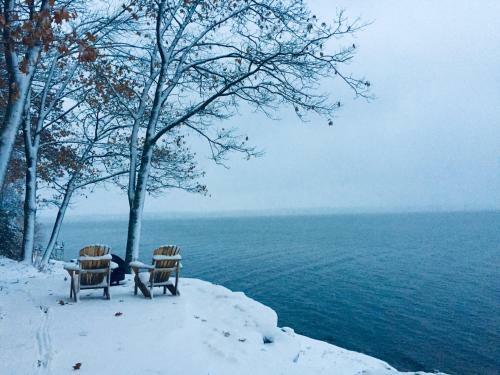 Scenic Waterfront Cottage