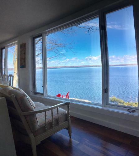 Scenic Waterfront Cottage