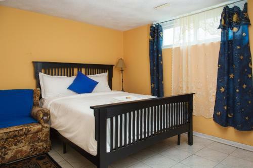 Hostal Charlton Suites Guest House