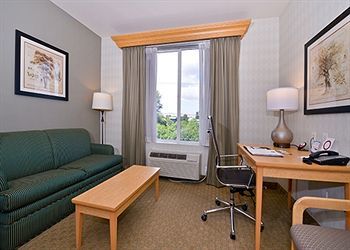 Hotel Comfort Suites Airport