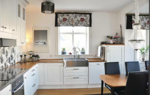 Three-bedroom Holiday Home In Karlstad