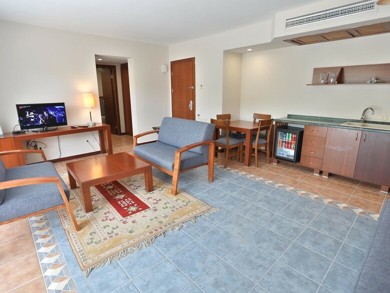 Happy Hotel