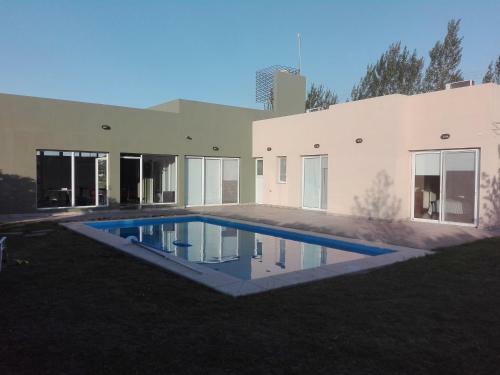 Casa En Club De Campo. Parque Y Pileta.