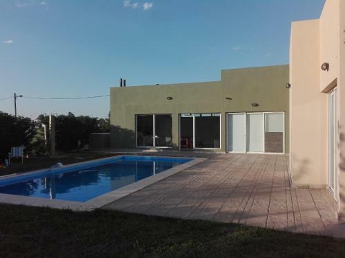 Casa En Club De Campo. Parque Y Pileta.