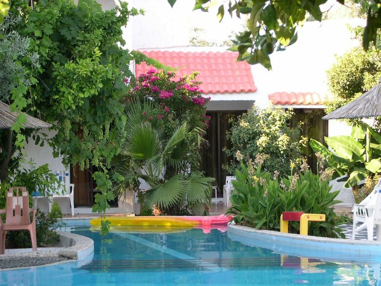 Oasis Hotel & Bungalows
