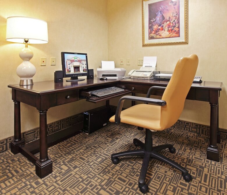 Holiday Inn Express Hotel & Suites Pine Bluff/pines Mall