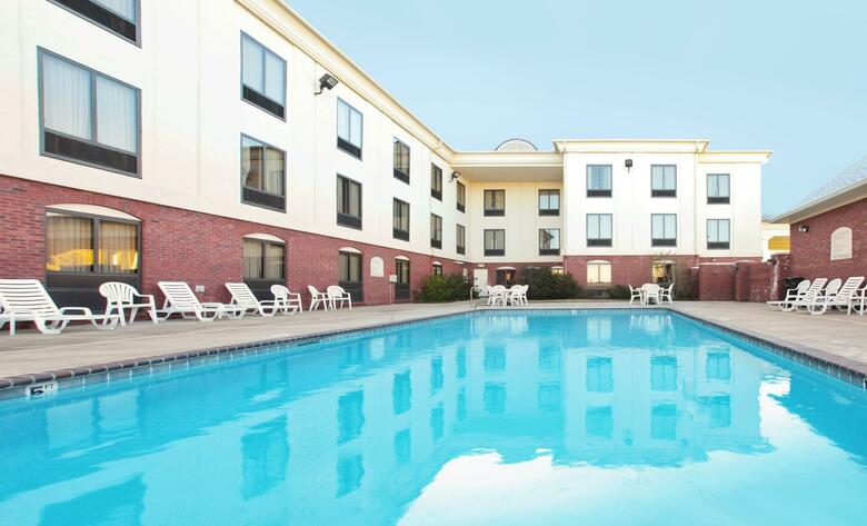 Holiday Inn Express Hotel & Suites Pine Bluff/pines Mall