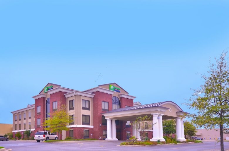 Holiday Inn Express Hotel & Suites Pine Bluff/pines Mall