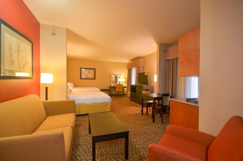 Holiday Inn Express Hotel & Suites Pine Bluff/pines Mall