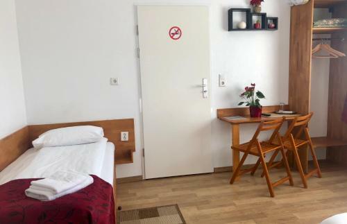 Hostal Pension Rote Rosen