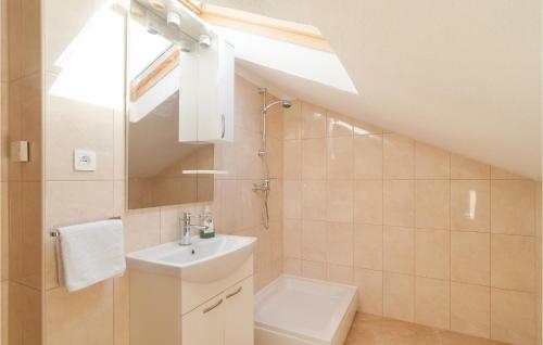 Five-bedroom Holiday Home In Donji Humag