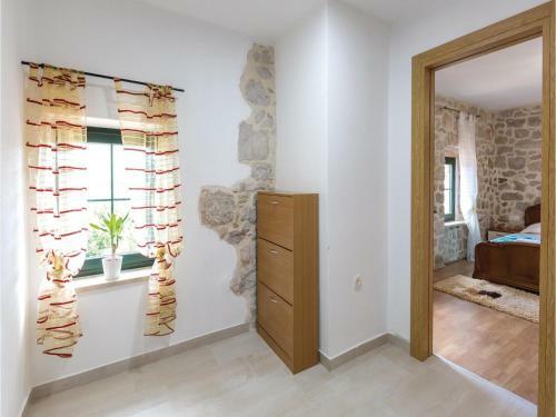 Four-bedroom Holiday Home In Zmijavci