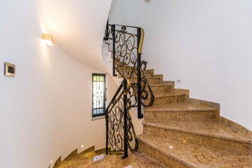Villa With Pool And Tenniscourt