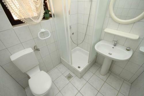 Stara Novalja Apartment Sleeps 2 Air Con Wifi