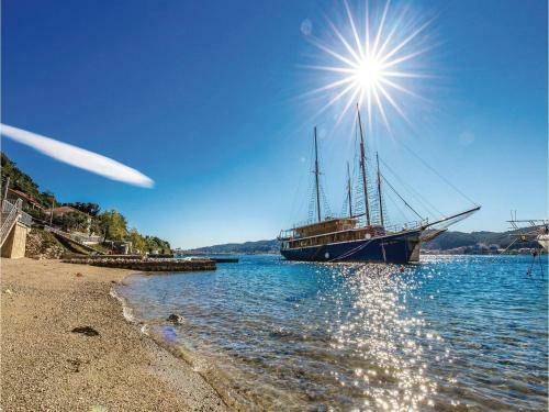 Three-bedroom Holiday Home In Supetarska Draga