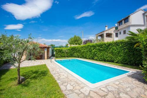 Villa Leon, Wonderful Family Apartment With Pool