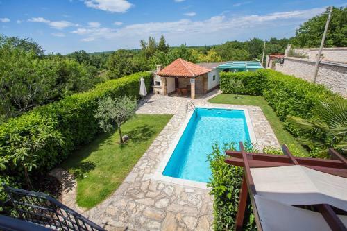 Villa Leon, Wonderful Family Apartment With Pool